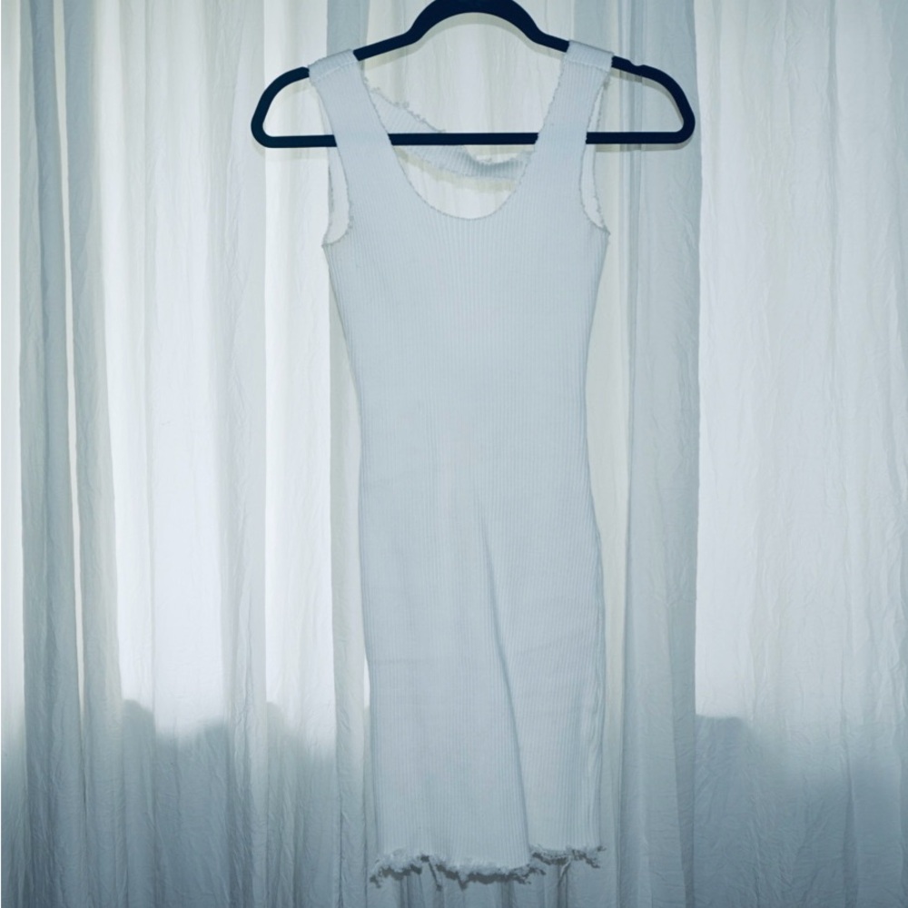 Elegant White Sleeveless Dress